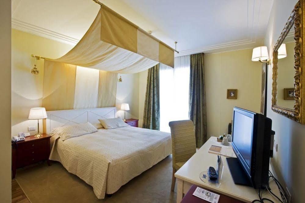 Rizzi Aquacharme Hotel & Spa Boario Terme エクステリア 写真